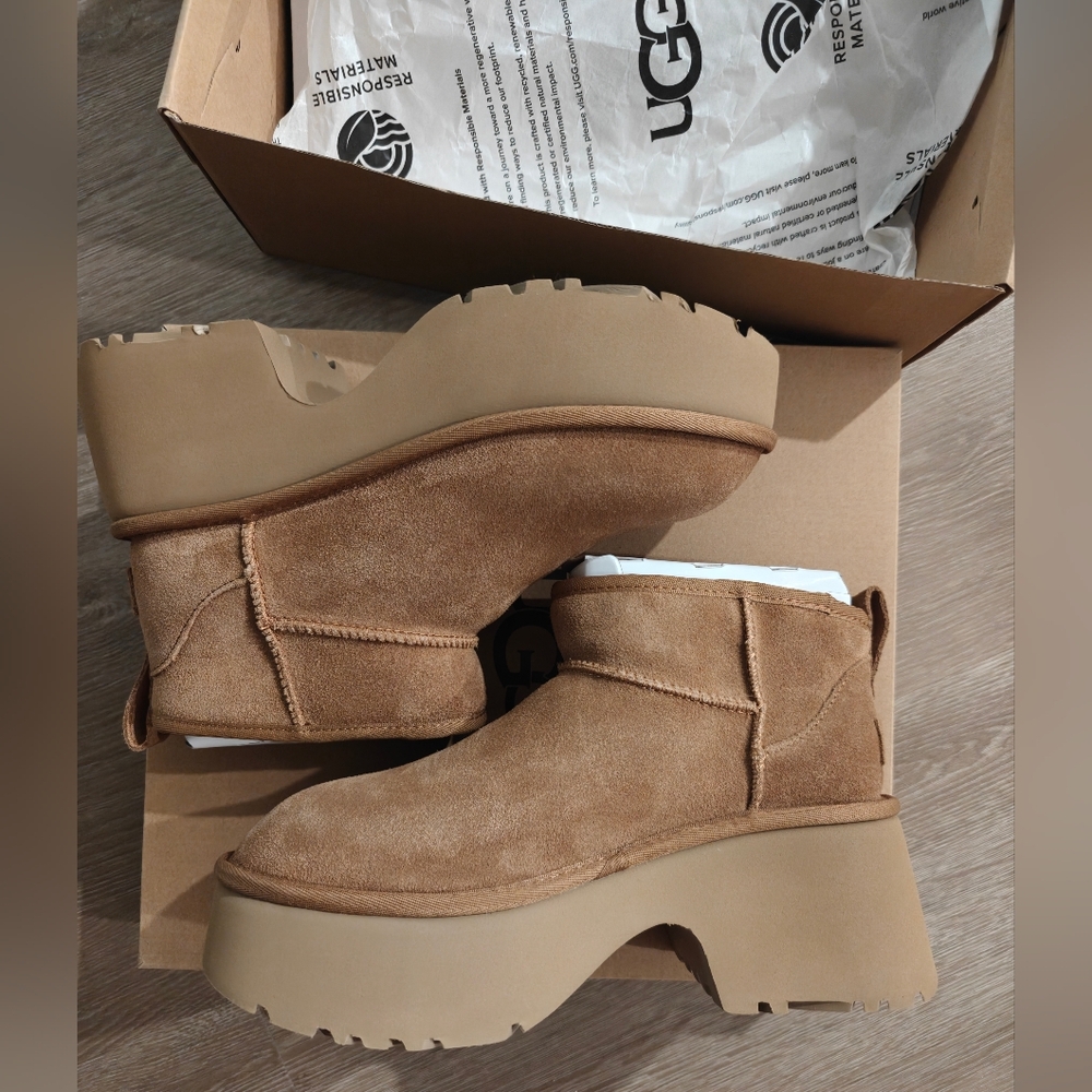 UGG New Heights Mini Women's SIZE 8